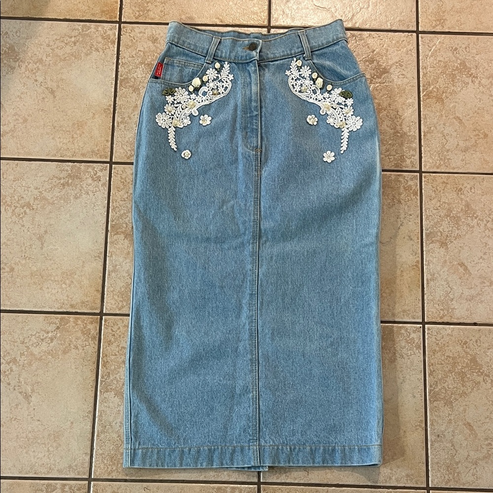 Vintage Monique Lace & Floral Appliqué Denim Skirt Light Wash, Sz 9/10‎